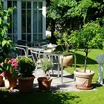 Am Schlosspark 3*