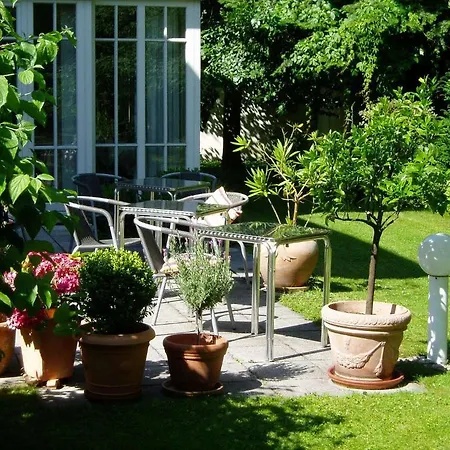 Am Schlosspark 3*