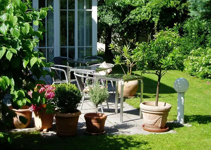 Am Schlosspark 3*